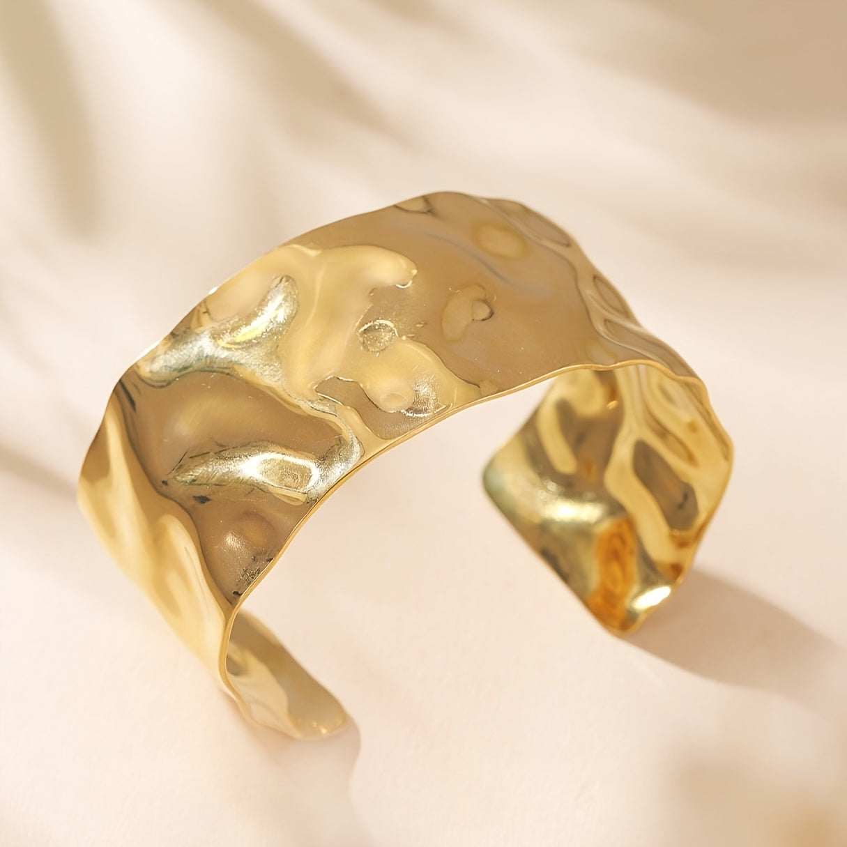 Bracciale rigido martellato effetto oro