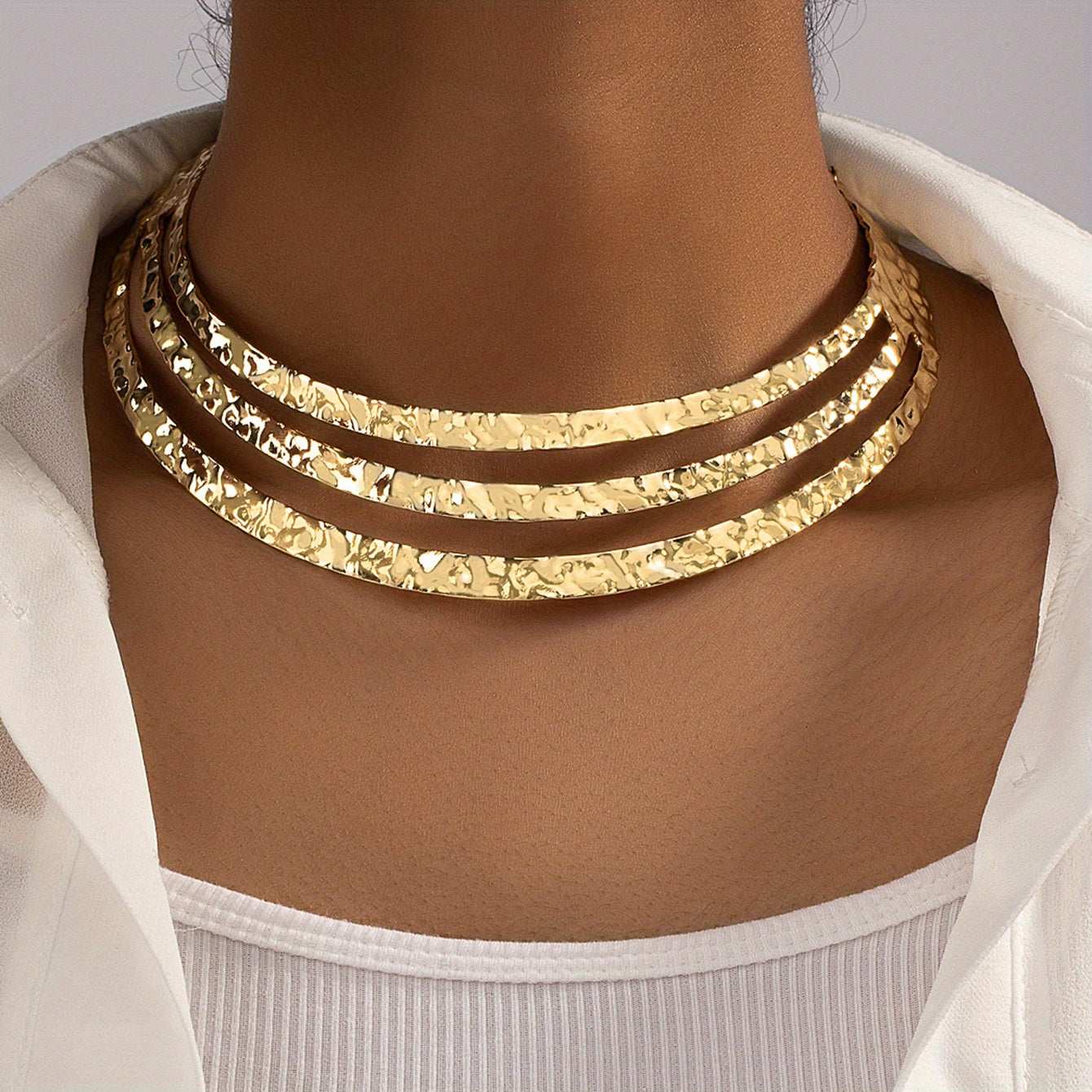 Collana girocollo a tre fasce martellate lucido