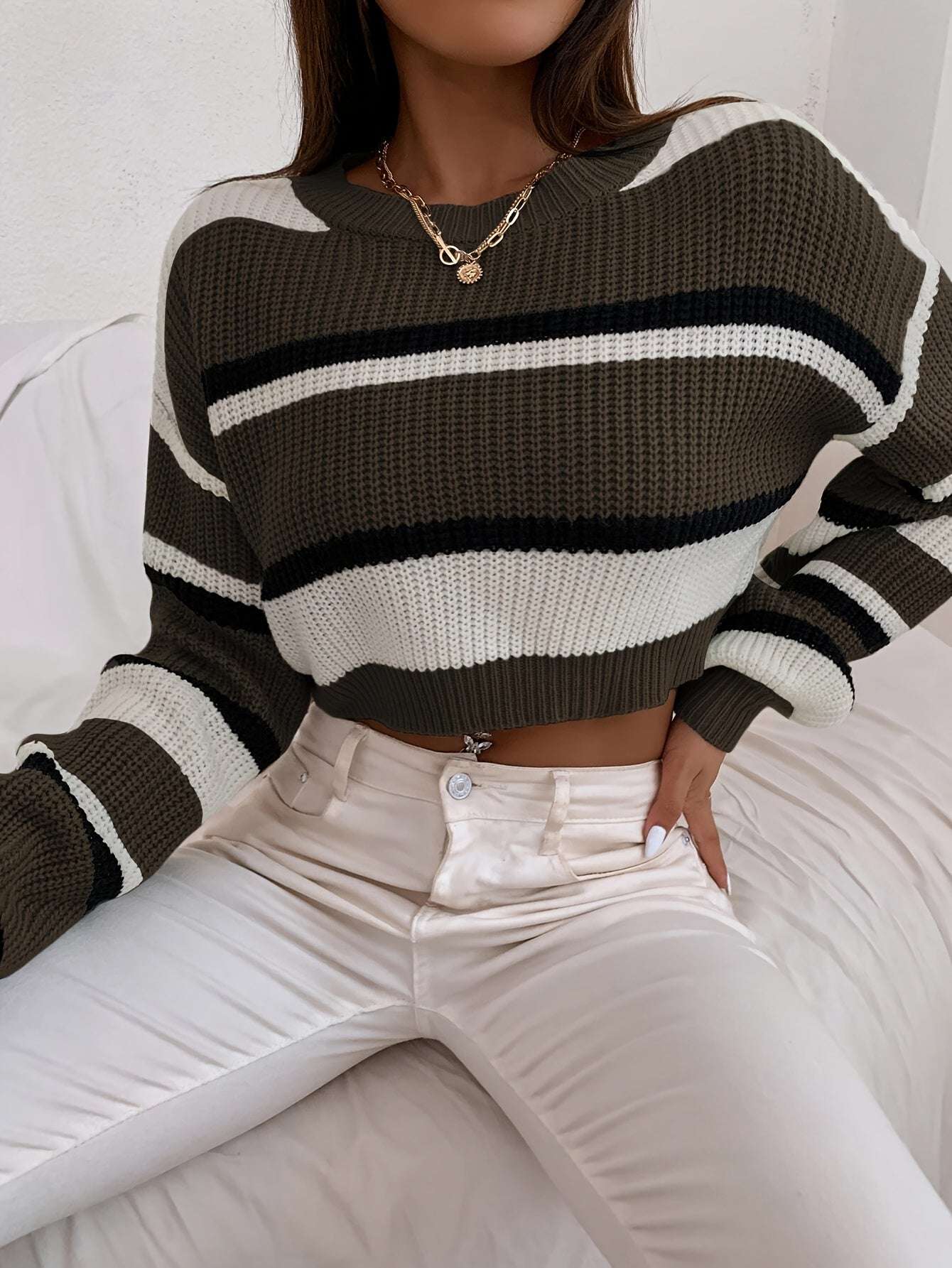 Maglione cropped a righe con maniche lunghe