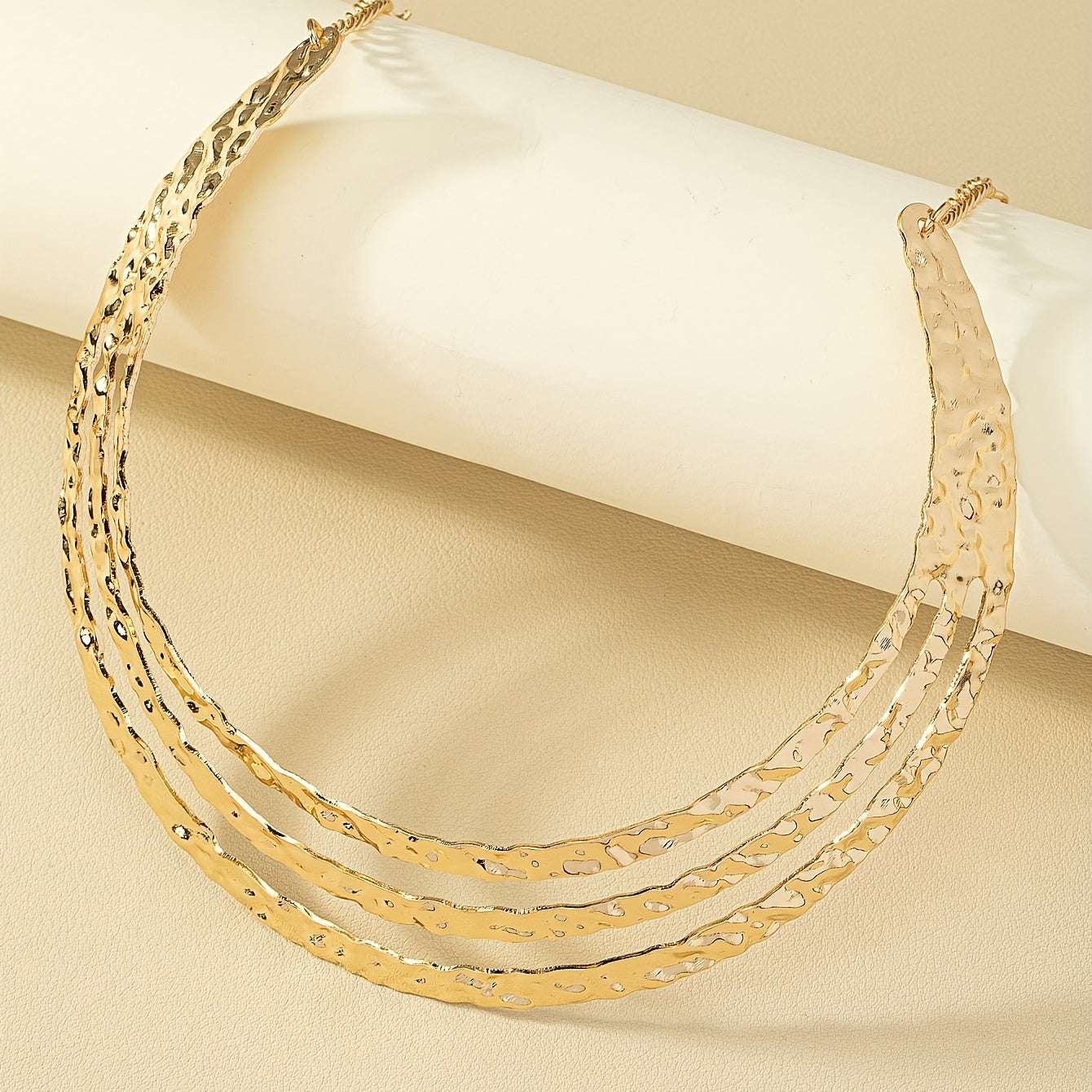 Collana girocollo a tre fasce martellate lucido