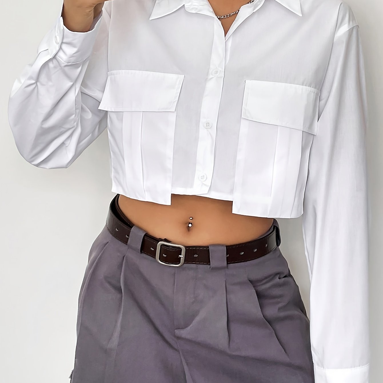 Camicia corta con tasche frontali e maniche lunghe