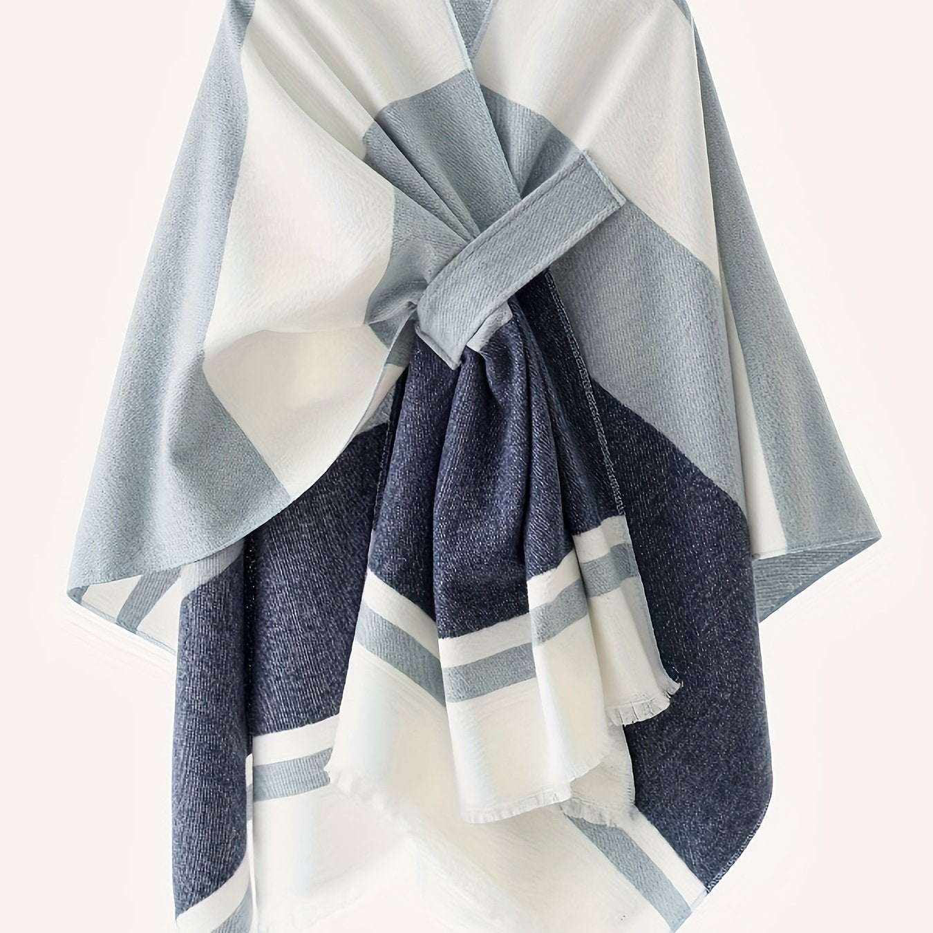 Poncho elegante con design geometrico e cintura frontale