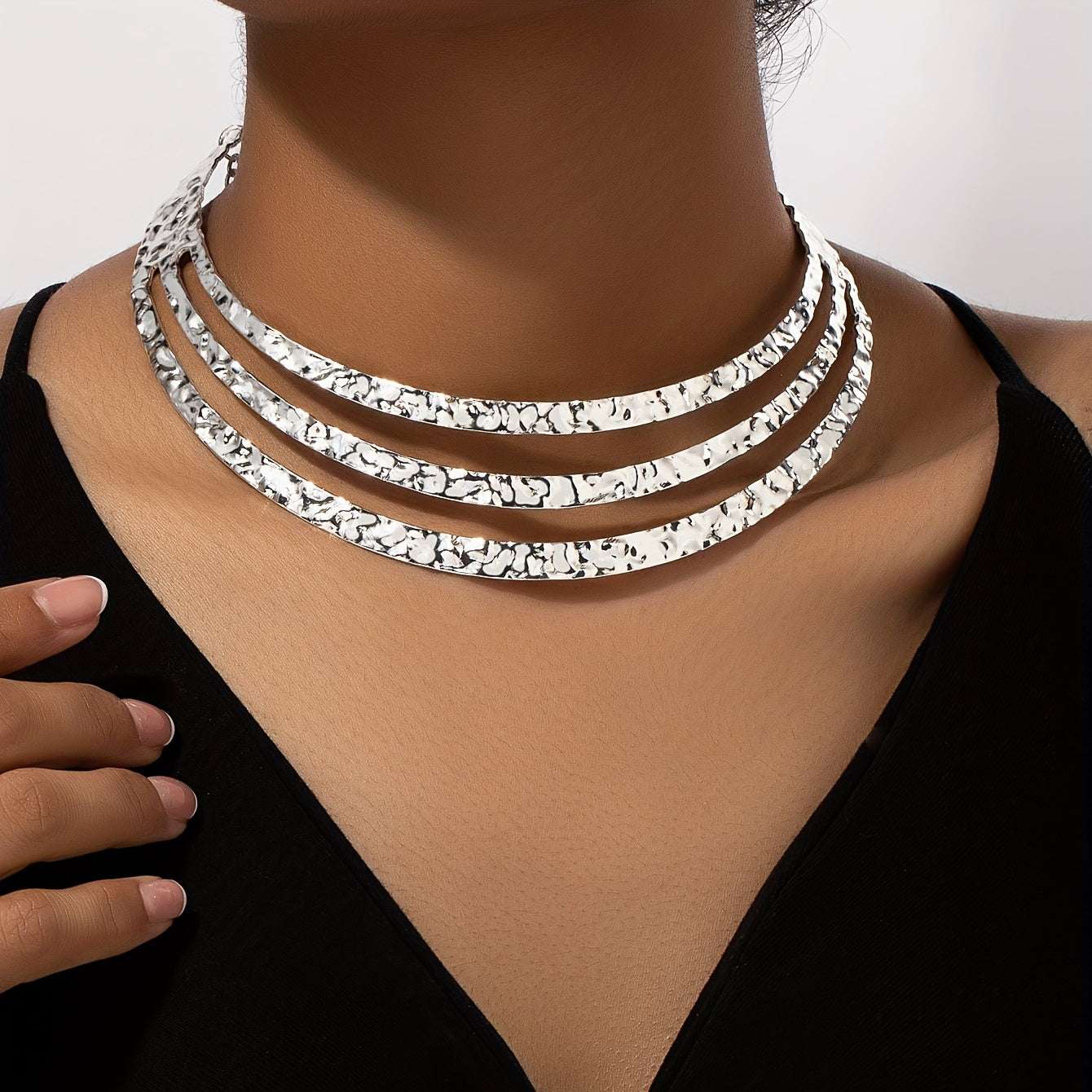 Collana girocollo a tre fasce martellate lucido