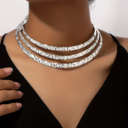 Collana girocollo a tre fasce martellate lucido